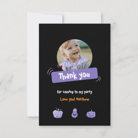 紫とオレンジのハロウィーンの誕生日。カスタム サンキューカード (正面)