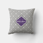 紫とスタイリッシュ灰色のモロッコタイルのパターン クッション (裏面)