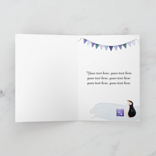 紫とティール(緑がかった色)のクリスマスプレゼントを持つペンギン シーズンカード (内部)