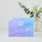 紫とティール(緑がかった色)ウォーターカラーバルミツワーRSVP インビテーションポストカード (スタンド正面)