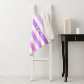 紫とピンクの垂直ストライプ文字モノグラム シェルパブランケット (インサイチュ)