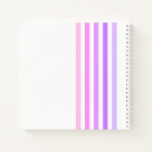 紫とピンクの垂直ストライプ文字モノグラム ノートブック (裏面)