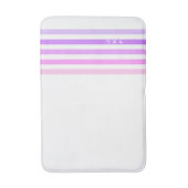 紫とピンクの垂直ストライプ文字モノグラム バスマット (正面縦)