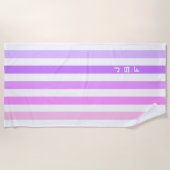 紫とピンクの垂直ストライプ文字モノグラム ビーチタオル (正面)