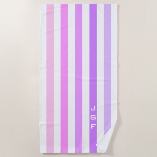 紫とピンクの垂直ストライプ文字モノグラム ビーチタオル (正面)