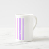 紫とピンクの垂直ストライプ文字モノグラム ボーンチャイナマグカップ (正面右)