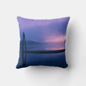 紫とピンクの日の出の水景観反射 クッション (裏面)