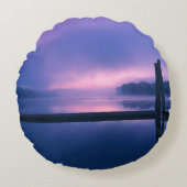 紫とピンクの日の出の水景観反射 ラウンドクッション (正面)