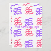 紫とピンクの蝶の落書きパターンに名前テキストを追加 シーズンカード (正面/裏面)