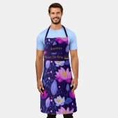紫とピンクの静かな禅ロータスガーデン エプロン (着用した状態)