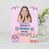 紫とピンクよくはしゃぐの子どもの誕生日パーティー 招待状 (スタンド正面)