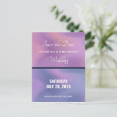 紫とモダンピンクの渦巻き色が日付を保存 インビテーションポストカード (スタンド正面)