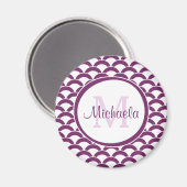 紫とモダン白のホタテのモノグラムと名前 マグネット (正面/裏面)