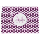 紫とモダン白のホタテのモノグラムと名前 ラージペーパーバッグ (正面)