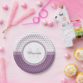 紫とモダン白の水玉模様モノグラム ペーパープレート (パーティー)