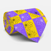 紫とモダン金色のチェッカーボードのフローラルパターン ネクタイ (ロール)