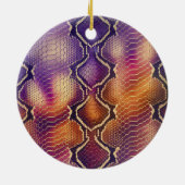 紫とモノグラムの金ゴールドきらめくスネークスキン セラミックオーナメント (裏面)