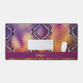 紫とモノグラムの金ゴールドきらめくスネークスキン デスクマット (キーボード&マウス)