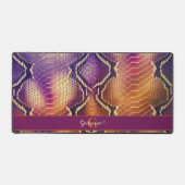 紫とモノグラムの金ゴールドきらめくスネークスキン デスクマット (正面)