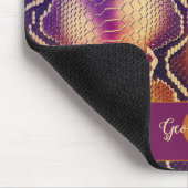 紫とモノグラムの金ゴールドきらめくスネークスキン マウスパッド (コーナー)