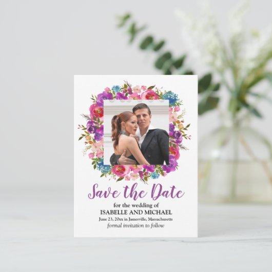 紫と白のフローラ写真の保存日付 案内ポストカード (スタンド正面)