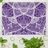 紫と白のマンダラ – Loergan in Boysenberry キッチンタオル (折り畳み)