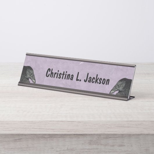 紫と白のミックス上の2つの黒いカラスの頭 デスクネームプレート (正面)