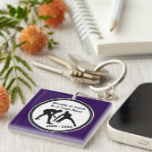 紫と白のレスリングのキーチェパーソナライズされたーン キーホルダー (正面右)