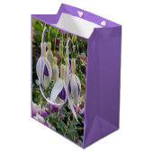 紫と白の明るい赤紫色フローラ ミディアムペーパーバッグ (正面アングル)