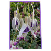 紫と白の明るい赤紫色フローラ ミディアムペーパーバッグ (正面)