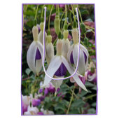 紫と白の明るい赤紫色フローラ ミディアムペーパーバッグ (裏面)