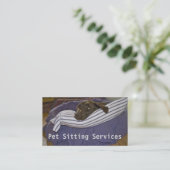 紫と白の枕に横たわるチョコレートラボ 名刺 (スタンド正面)