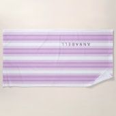 紫と白の縦のストライプ名前をカスタムする ビーチタオル (正面)