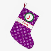 紫と白の雪の結晶のリースモノグラム あなたの名前 スモールクリスマスストッキング (正面 (吊り時))