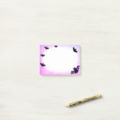 紫と白の飛んでいるハロウィーンこうもり ポストイット (デスク上)