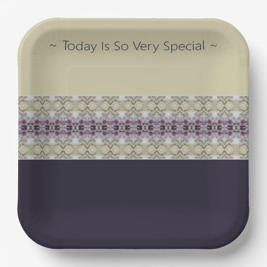 紫と薄いグレーパターン（の模様が）あるスタイリッシュ ペーパープレート (正面)