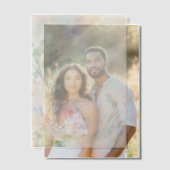 紫と青のアクセントを持つピンクの牡丹 ベラム紙招待状 (オフセット (カップル))