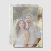 紫と青のアクセントを持つ白いダリア ベラム紙招待状 (オフセット (カップル))