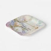 紫と青のアクセントを持つ白いダリア ペーパープレート (傾斜あり)