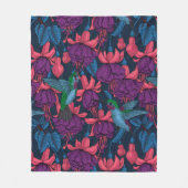 紫と青のハチドリの庭 フリースブランケット (正面)