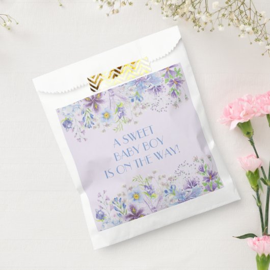 紫と青のフローラの男の子シャワー フェイバーバッグ (封をした状態)