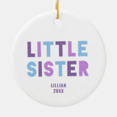 紫と青の妹のパーソナライズされたベビーガール セラミックオーナメント (裏面)