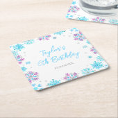 紫と青の雪片の誕生日パーティー スクエアペーパーコースター (アングル)