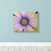 紫と黄色のデイジーの花 キャンバスプリント (インサイチュ (ウッドフロア))