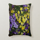 紫と黄色のパンジーの丘の斜面 アクセントクッション (正面(垂直))