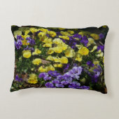 紫と黄色のパンジーの丘の斜面 アクセントクッション (裏面)