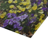 紫と黄色のパンジーの丘の斜面 カッティングボード (角)