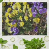 紫と黄色のパンジーの丘の斜面 キッチンタオル (折り畳み)