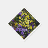 紫と黄色のパンジーの丘の斜面 スタンダードカクテルナプキン (角)