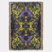 紫と黄色のパンジーの丘の斜面 スローブランケット (正面縦)